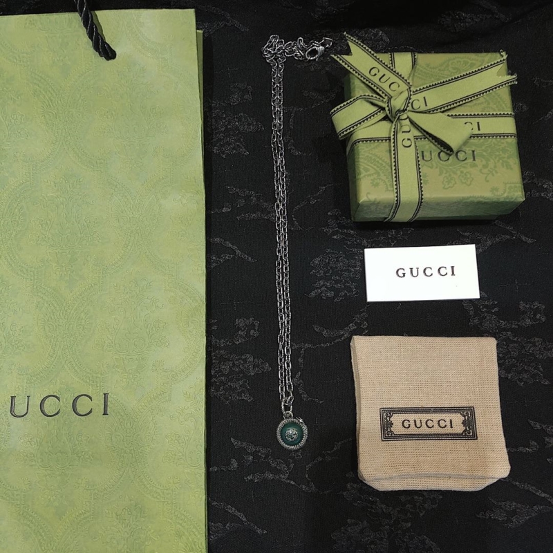 G*u*i necklaces